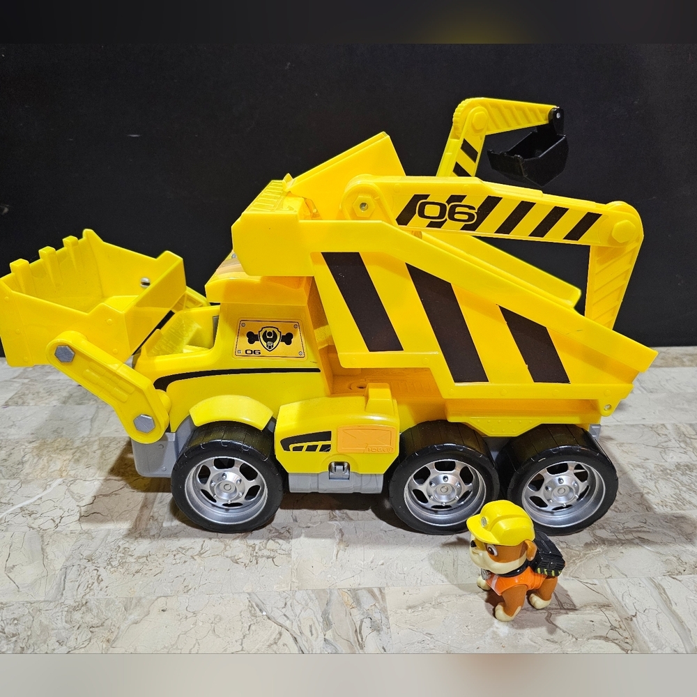 PAW Patrol, Ultimate Rescue Construction Truck with Lights, Sound and Ru…